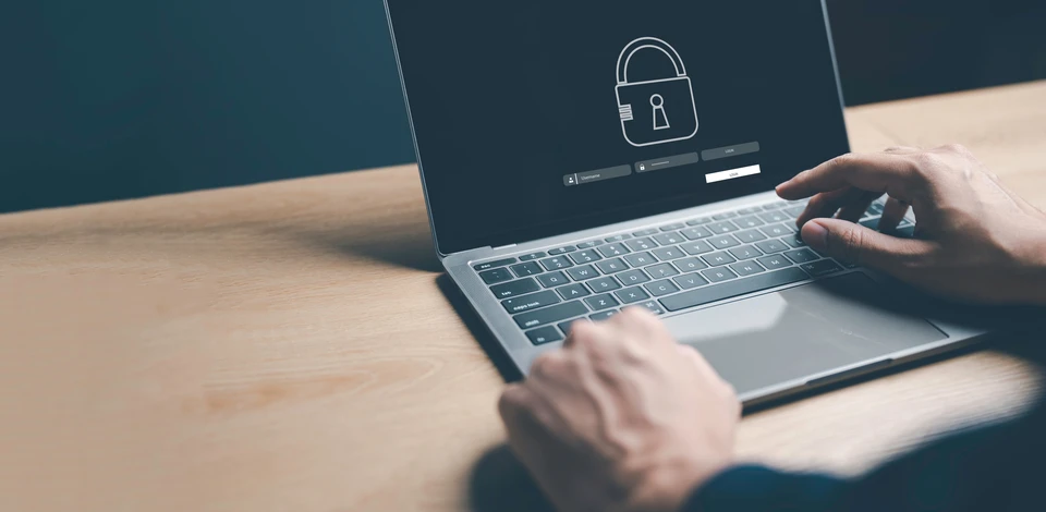 Homme d'affaires utilisant la sécurité de la confidentialité des ordinateurs portables et le cryptage avec cadenas numérique sur Internet, réseau de sécurité Cyber