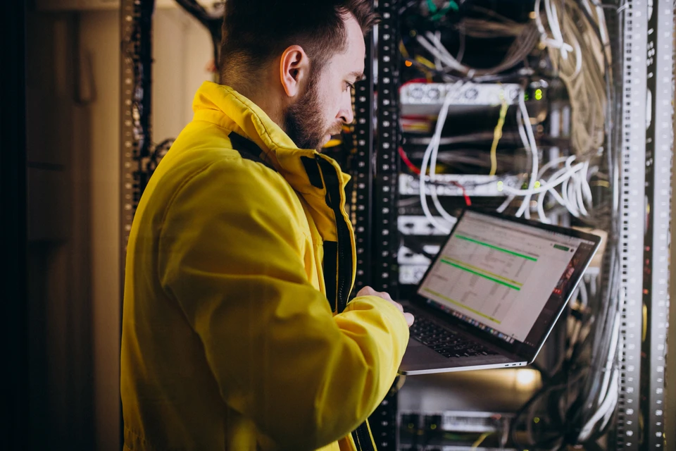 Ingénieur système identifiant un problème dans un système de réseau informatique