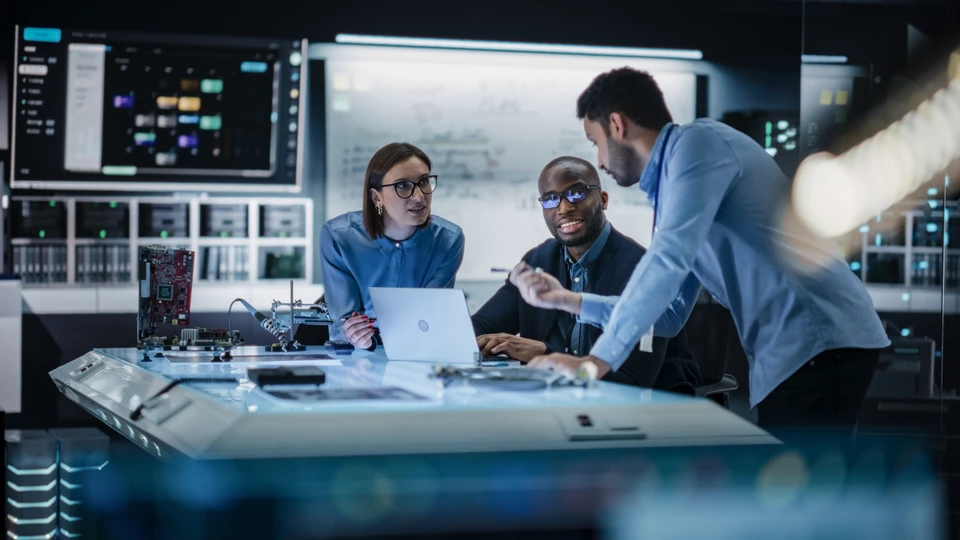 Espace de travail moderne avec deux professionnels analysant des données sur écran d'ordinateur